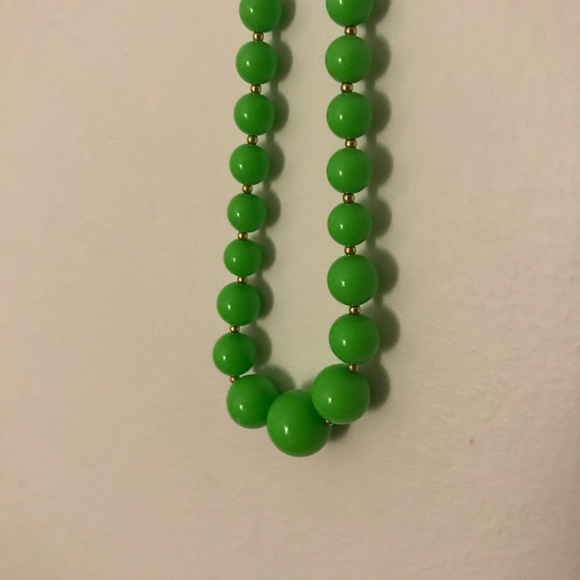 Set of matching green beaded necklace and butterfly hair clips - Picture 3 of 3